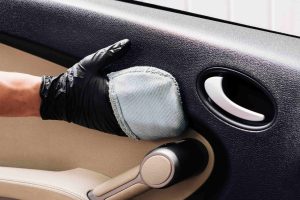 טיפים לשמירה על ריפודי עור ברכב: כיצד למנוע יריות וסדקים? –