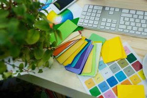 ההשפעה הפסיכולוגית של צבעים: כיצד ליצור אווירה נעימה במשרד –