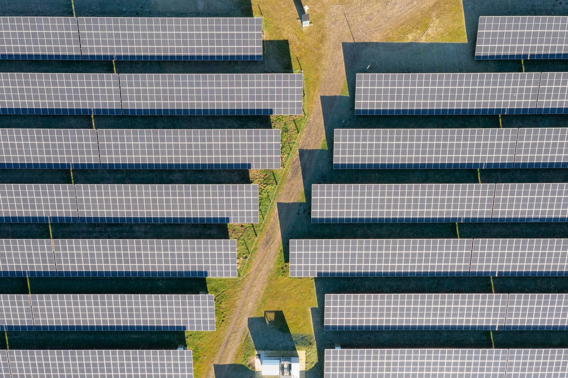 Read more about the article מערכת סולארית ביתית קטנה: פתרון יעיל וחסכוני?